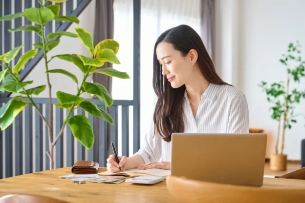 勉強する女性